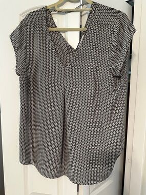 DR2 Black and White Geo Print V-Neck Blouse